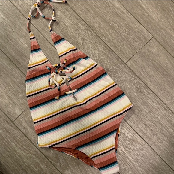 Billabong backless one piece - Picture 2 of 5